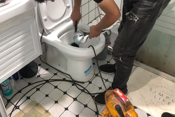 阿鲁科尔沁疏通下水道