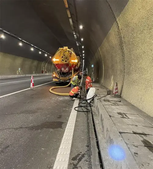 阿鲁科尔沁隧道排水渠清淤